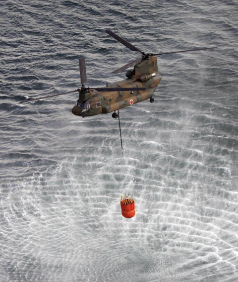 福島第一原子力発電所の事故に対処して冷却水を運搬する自衛隊ヘリコプターの画像と思われるが詳細は不明