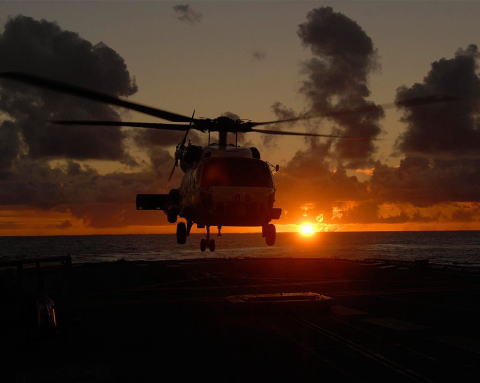 海上自衛隊ヘリコプターの訓練風景（2012年）